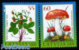 Latvia 2009 Forests 2v, Mint NH, Nature - Mushrooms - Mushrooms