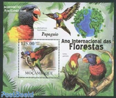 Mozambique 2011 Int. Forest Year, Parrots S/s, Mint NH, Nature - Birds - Parrots - Mosambik