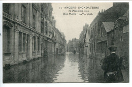 CPA Voyagé * ANGERS INONDATIONS De Décembre 1910 Rue Maillé (homme à Droite  ) L.V. Phot. - Angers