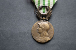 Médaille Des  DARDANELLES  Ancienne  En Bronze - 1914-18