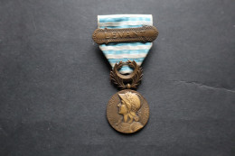 Médaille  LEVANT Avec Agrafe LEVANT   Ancienne  En Bronze  POILU - France