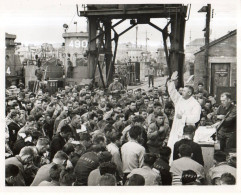 Guerre 39 45 : Le Père Edward Waters Dit La Messe Aux Premières Troupes D'assaut Le 6 Juin 1944 à Weymouth - Krieg, Militär