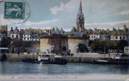 CPA (Ille Et Vilaine). SAINT MALO, Les Quais Et La Grande Porte (n°27) - Saint Malo