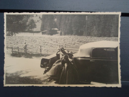 Carte-photo Anonyme De La Suisse, Décapotable,malle Et Siège Arrière Occupé, 2 Femmes Dont L'une Tenant Un Animal. 1939 - Autres & Non Classés