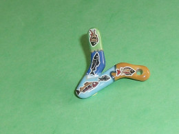 Fèves / Fève / Autres / Divers : Boomerang , Pendentif                                   T177 - Sonstige & Ohne Zuordnung