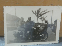 MOTO: TRES BELLE PHOTO 12X9 D'UN COUPLE AVEC LEUR MOTO UNE PREUX ?? EN 1959 - Moto