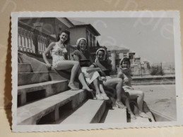 Italia Foto CATTOLICA Spiaggia Ragazze 1949. 97x67 Mm - Europa