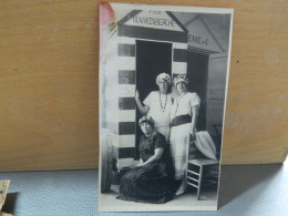 BLANKENBERGE: PHOTO CARTE DE 3 DAMES FAITES EN STUDIO DANS UN DECOR  CHEZO.HOUTART-LAUREYS DIGUE DE MER-PHOTO DU PIER - Blankenberge