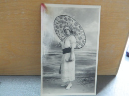 BLANKENBERGE: PHOTO CARTE D'UNE DAME  FAITES EN STUDIO DANS UN DECOR  CHEZO.HOUTART-LAUREYS DIGUE DE MER-PHOTO DU PIER - Blankenberge