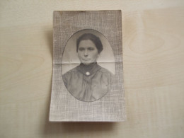 Carte Photo Ancienne DAME A IDENTIFIER - Personnes Anonymes