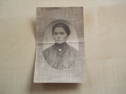 Carte Photo Ancienne DAME A IDENTIFIER - Anonieme Personen