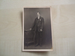 Carte Photo Ancienne  HOMME A IDENTIFIER - Personnes Anonymes