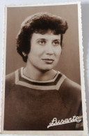 Postal Fotográfico Mulher Anos 50 – Carimbo De Estúdio Lusarte - Personnes Anonymes