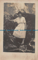 R161143 Old Postcard. Woman - Monde