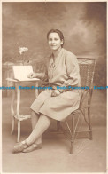 R161148 Old Postcard. Woman Sitting On The Chair - Monde