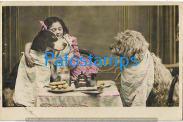 229850 REAL PHOTO COSTUMES COUPLE DOG AND GIRL AT THE SNACK TABLE BREAK POSTAL POSTCARD - Fotografie