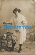 229851 REAL PHOTO COSTUMES WOMAN PLAYING WITH THE ROPE POSTAL POSTCARD - Fotografie