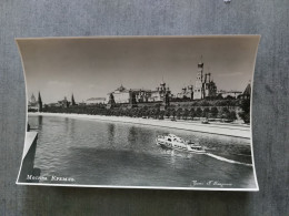 MOSCOW. RIVER Near Kremlin Palace. River Cruise Ship / OLD USSR PC 1950s - Autres & Non Classés