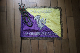 Fanion Brodé Du 7 Eme Bataillon De Chasseurs Alpins Avec Hampe, Médailles Bataillon De Fer - 1939-45