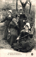 K0106 - Groupe De Paysannes - Le CANTAL Pittoresque - Farmers