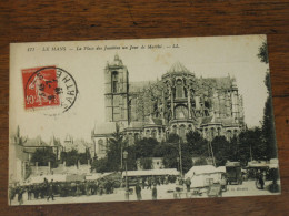 LE MANS / La Place Des Jacobins Un Jour De Marché - Le Mans