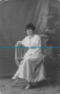 R161244 Old Postcard. Woman Sitting On The Chair. R. Guilleminot - Monde