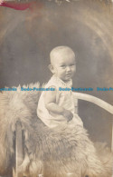 R161246 Old Postcard. Sitting Baby - Monde