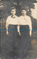 R161248 Old Postcard. Two Women - Monde