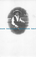 R161250 Old Postcard. Woman In Hat - Monde