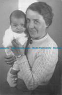 R161254 Old Postcard. Woman With Baby - Monde