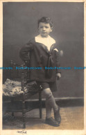 R161255 Old Postcard. Boy Near The Chair - Monde