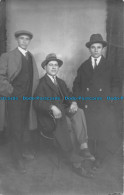R161256 Old Postcard. Three Men In Hats - Monde