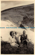 R161257 Old Postcard. Family Photo On The Nature - Monde