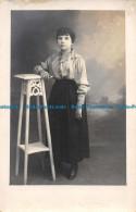 R161260 Old Postcard. Woman Near The Table - Monde