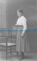 R161422 Old Postcard. Woman Near The Chair. H. Hall - Monde