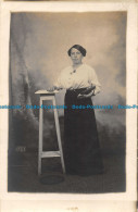 R161424 Old Postcard. Woman Near The Table - Monde