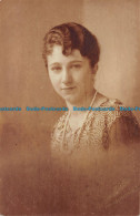 R161425 Old Postcard. Woman Portrait. Leonar - Monde