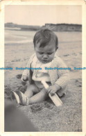 R161433 Old Postcard. Baby On The Beach - Monde