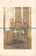 R161434 Old Postcard. Family Photo Near The House - Monde