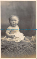 R161445 Old Postcard. Baby - Monde