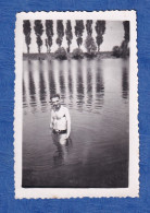 Photo Ancienne Snapshot - LUDWIGSHAFEN - Portrait Homme Torse Nu Dans La Riviére - 1944 - Reflet Garçon Marcel LASSALE - Sporten