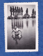 Photo Ancienne Snapshot - LUDWIGSHAFEN - Portrait Homme Muclé Torse Nu Dans La Riviére - 1944 - Reflet Garçon - Sport