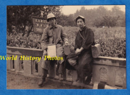 Photo Ancienne - JAPON - Portrait De Garçon En Route Pour Le Mount Senjō ? Chapeau Sac Homme Carte Géographique - Azië