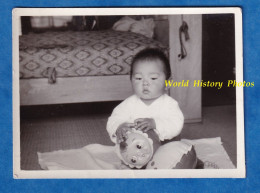 Photo Ancienne - JAPON - Beau Portrait Enfant Japonais & Son Jouet - Poupée Bébé Baby Jeu Asian Asiatique Japan Doll - Azië