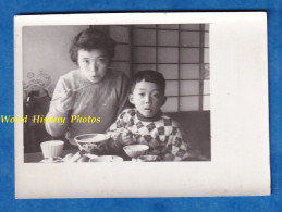 Photo Ancienne - JAPON - Beau Portrait Femme & Enfant Japonais - Petit Déjeuner Bol Mode Garçon Asian Asiatique Japan - Asie