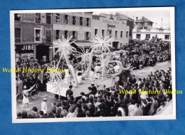 Photo Ancienne - CHAVILLE ( Hauts De Seine ) - Jour De Fête - Char Passant Devant Le Garage De La Poste PEUGEOT - TOP - Lieux