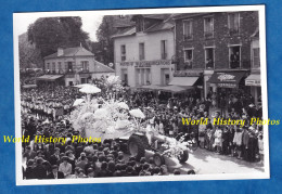 Photo Ancienne - CHAVILLE ( Hauts De Seine )- Jour De Fête - Passage D'un Char Devant La Poste - Magasin Crémerie - Café - Places