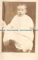 R161768 Old Postcard. Baby - Monde