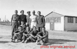 Officier étranger Avec Officiers Et Soldats Yougoslaves, équipe De Ping-pong, Contingent De L'UNEF Au Sinaï, Égypte - Guerre, Militaire