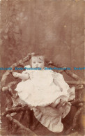 R162712 Old Postcard. Baby Girl - Monde
